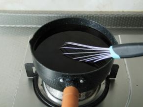 搅匀后倒入不粘锅中，我这个锅小了，建议大锅，哈哈。然后开小火，一边加热一边搅拌。