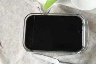 比较烫，先室温冷凉，气温高的话可以冷藏到凝固。室温低就直接室温冷凉到凝固就可以了。然后用小刀横竖划开纹路。