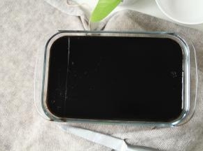 比较烫，先室温冷凉，气温高的话可以冷藏到凝固。室温低就直接室温冷凉到凝固就可以了。然后用小刀横竖划开纹路。