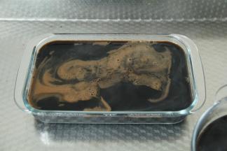 将混合液体煮到沸腾。然后关火，倒入模具中。方形圆形都可以。然后煮的过程中表面可能会有一层凝结的皮。倒入模具后，可以捞出扔掉，这样不会影响成品口感。