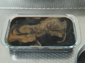 将混合液体煮到沸腾。然后关火，倒入模具中。方形圆形都可以。然后煮的过程中表面可能会有一层凝结的皮。倒入模具后，可以捞出扔掉，这样不会影响成品口感。