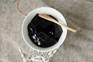 舀入小碗中，可以切小块一些，看个人喜好。