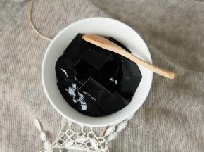 舀入小碗中，可以切小块一些，看个人喜好。