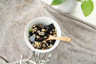 然后淋入适量蜂蜜，喜欢吃甜的就多淋一些。再抓上一把果干麦片脆。搅拌一下就可以开吃啦！酸酸甜甜冰冰凉凉！解暑！