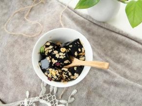 然后淋入适量蜂蜜，喜欢吃甜的就多淋一些。再抓上一把果干麦片脆。搅拌一下就可以开吃啦！酸酸甜甜冰冰凉凉！解暑！