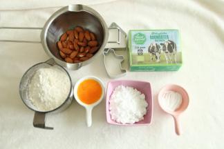 备好材料。黄油提前取出软化备用。大杏仁是熟的哈！