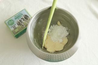 软化好的黄油切出到干净无水盆中，倒入糖粉（最好是用糖粉，比较好混合）软化好的黄油用刮刀按压可以轻易抹开。