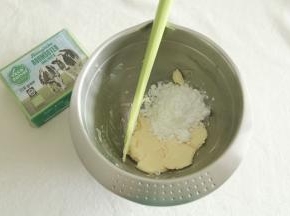 软化好的黄油切出到干净无水盆中，倒入糖粉（最好是用糖粉，比较好混合）软化好的黄油用刮刀按压可以轻易抹开。