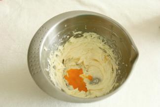 用电动打蛋器中、低速打发，将黄油打到变白，蓬松顺滑羽毛状，体积明显变大。这款黄油很容易就打发了。我直接用的低速，打发一点不费劲。然后分三次加入常温全蛋液，每次加入都要打打完全融合再加下一次。直到蛋液完全加完。