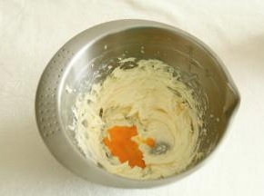 用电动打蛋器中、低速打发，将黄油打到变白，蓬松顺滑羽毛状，体积明显变大。这款黄油很容易就打发了。我直接用的低速，打发一点不费劲。然后分三次加入常温全蛋液，每次加入都要打打完全融合再加下一次。直到蛋液完全加完。