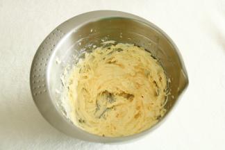 加完蛋液打好的黄油糊，超顺滑，闻着浓浓的黄油香，气温略高，也没有油水分离。