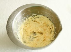 加完蛋液打好的黄油糊，超顺滑，闻着浓浓的黄油香，气温略高，也没有油水分离。