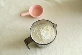 将低粉和泡打粉用蛋抽混合均匀，让泡打粉分布均匀。