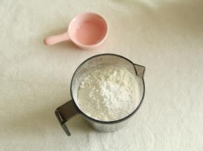 将低粉和泡打粉用蛋抽混合均匀，让泡打粉分布均匀。