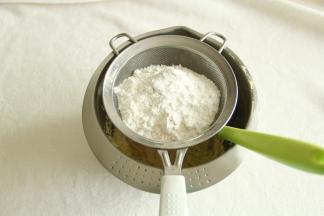 将混合粉类过筛入黄油糊中。