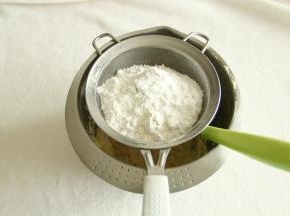 将混合粉类过筛入黄油糊中。