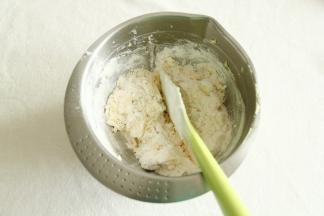 用切拌，往盆边按压的方式，混合到无干粉。