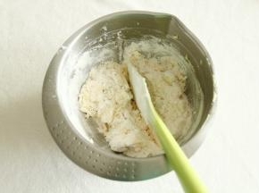 用切拌，往盆边按压的方式，混合到无干粉。