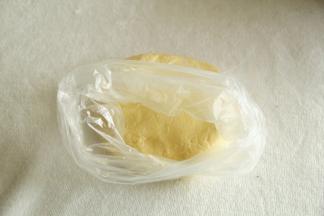 面团混合好略软，然后将混合好的面团装入保鲜袋，放入冰箱冷藏半小时以上。