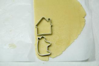 用模具压出图案，我用的小猪和小房子。此时可以预热烤箱上下180度。