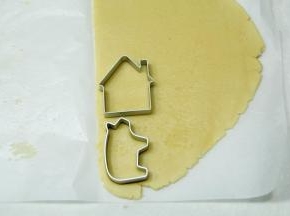 用模具压出图案，我用的小猪和小房子。此时可以预热烤箱上下180度。