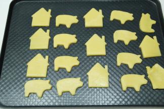 如果还是不好操作，建议压好造型，放入冰箱冷冻5-10分钟，就可以轻松取出来了，压好的形状排入烤盘。