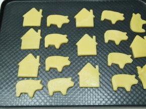 如果还是不好操作，建议压好造型，放入冰箱冷冻5-10分钟，就可以轻松取出来了，压好的形状排入烤盘。