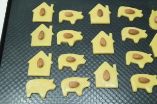 然后在饼干胚上刷一层全蛋液，压上大杏仁。想要成品色泽更深一些，此时可以再刷一层全蛋液。我省略了，喜欢淡淡的颜色。