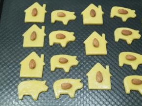 然后在饼干胚上刷一层全蛋液，压上大杏仁。想要成品色泽更深一些，此时可以再刷一层全蛋液。我省略了，喜欢淡淡的颜色。