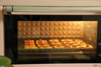 放入预热好的烤箱，中层偏下！转上170度，下145度，烤12分钟。上色满意及时加盖锡纸。