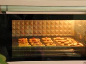 放入预热好的烤箱，中层偏下！转上170度，下145度，烤12分钟。上色满意及时加盖锡纸。