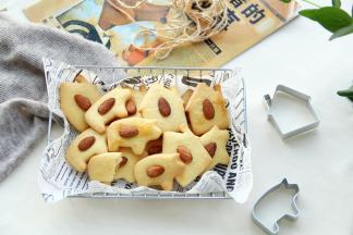 烤完可以在烤箱里自然冷却。或者直接取出放在冷凉架上冷凉也可以。冷凉后密封打包即可。成品咬一口，口感超赞，浓郁的黄油香，酥松的口感，不愧是有机黄油。吃着放心，口感赞！