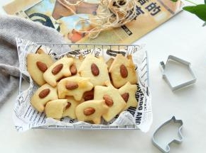 烤完可以在烤箱里自然冷却。或者直接取出放在冷凉架上冷凉也可以。冷凉后密封打包即可。成品咬一口，口感超赞，浓郁的黄油香，酥松的口感，不愧是有机黄油。吃着放心，口感赞！