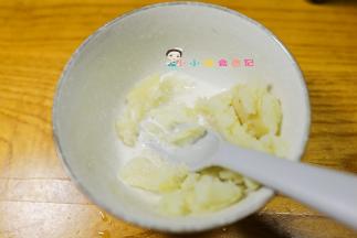 把土豆碾压成泥加配方奶/酸奶或者水10g