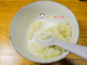 把土豆碾压成泥加配方奶/酸奶或者水10g