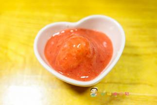 最后淋上草莓泥即可 如果没有草莓也可以用其他的果酱果泥替代