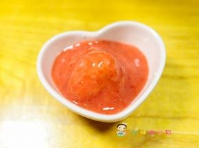 最后淋上草莓泥即可 如果没有草莓也可以用其他的果酱果泥替代
