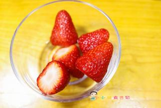 草莓清洗干净放入料理机里打成泥