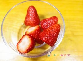 草莓清洗干净放入料理机里打成泥