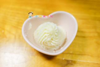 挤在碗里就像这样 好像一个冰淇淋