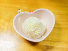挤在碗里就像这样 好像一个冰淇淋