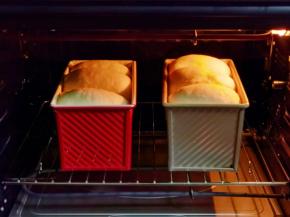 将模具入烤箱底层的烤网上，上管155度，下管165度烤48分钟。(注意观察颜色，发现上色后立即加盖一张锡纸，我约10分钟左右就加盖了锡纸)