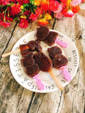 脱模！巧克力小布丁就做好了！浓浓的巧克力味加上棉花糖的绵软，冰冰凉凉的！咬上一口，真是太享受了！