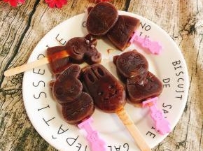 脱模！巧克力小布丁就做好了！浓浓的巧克力味加上棉花糖的绵软，冰冰凉凉的！咬上一口，真是太享受了！