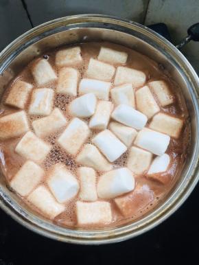 加入棉花糖，慢慢搅拌至融化！