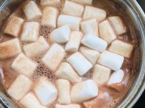 加入棉花糖，慢慢搅拌至融化！