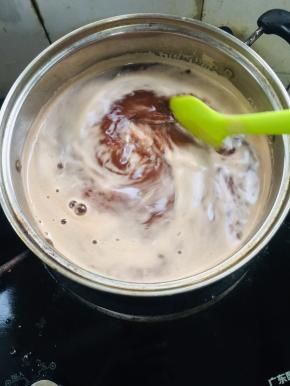 边加热边搅拌至巧克力完全融化！