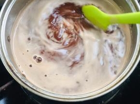 边加热边搅拌至巧克力完全融化！