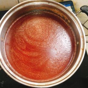 关火，晾至巧克力棉花糖溶液五成热！（不烫手的状态！）