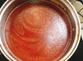 关火，晾至巧克力棉花糖溶液五成热！（不烫手的状态！）